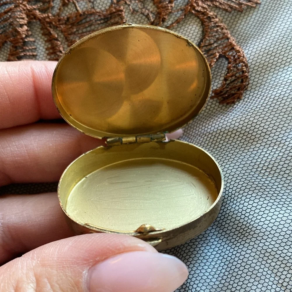 Vintage Gold and Black Pill Box - Picture 6 of 6